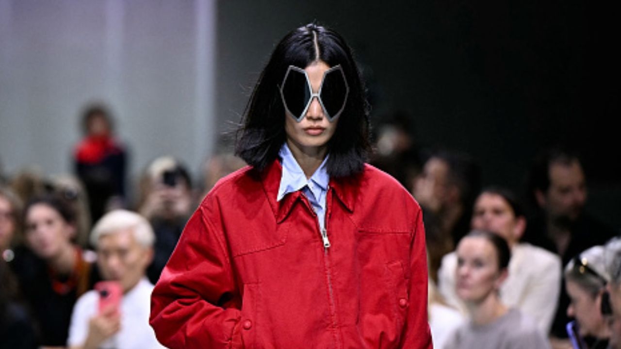 Prada reinventa acessórios futuristas na Coleção Primavera/Verão 2025