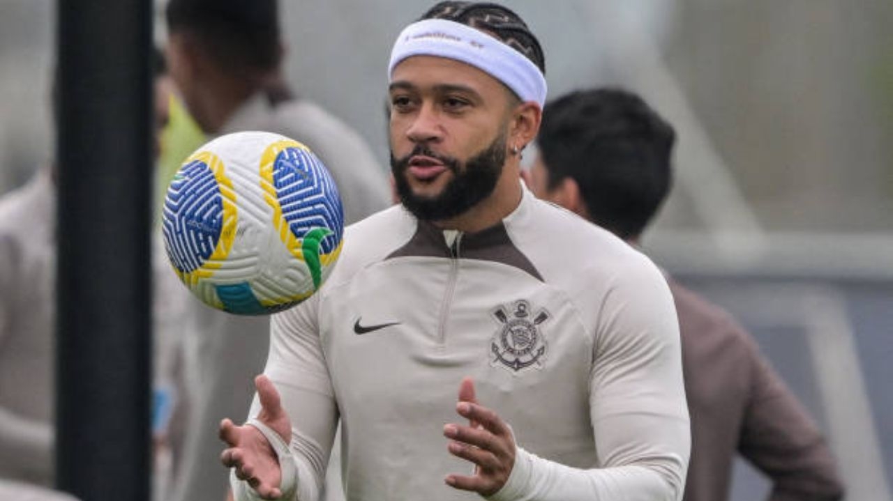 Depay aprende a falar “Vai Corinthians” e busca entrosamento com o time