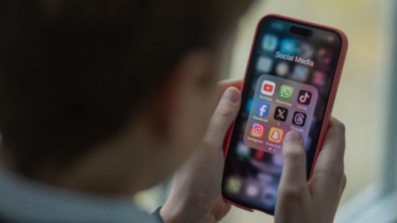 Ministério da Educação anuncia projeto de lei que proíbe uso de celulares nas escolas