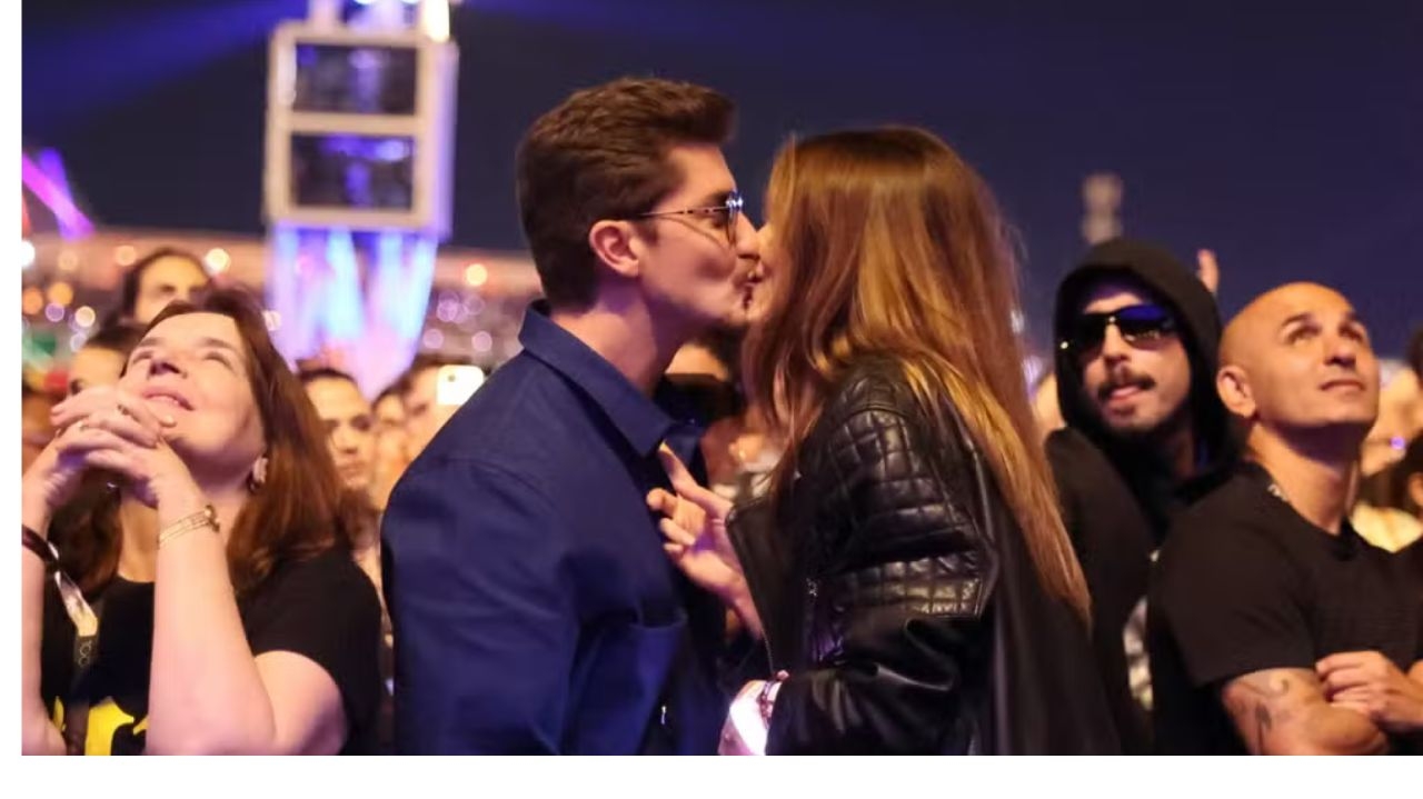 Em clima de romance, Camila Queiroz e klebber Toledo trocam beijos durante show no Rock in Rio