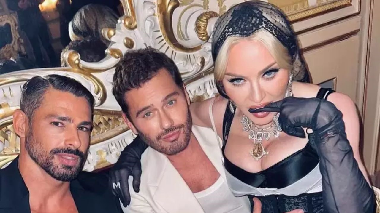 Madonna, estrela pop internacional, segue Cauã Reymond em suas redes sociais