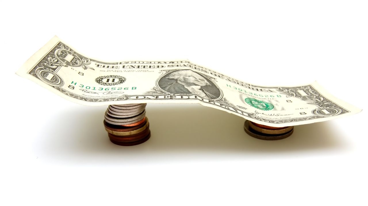 Riscos fiscais mantêm dólar alto apesar de juros elevados no Brasil