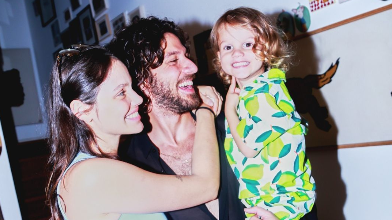 Laura Neiva comemora aniversário ao lado de Chay Suede e familiares