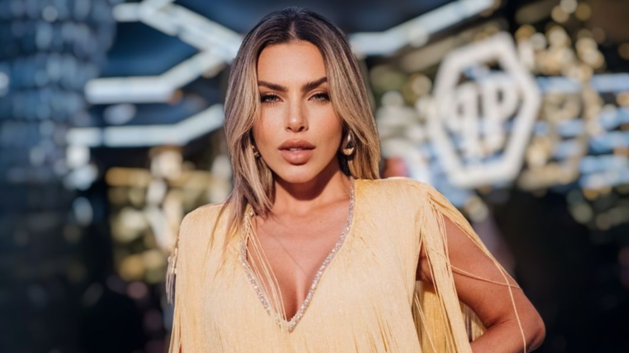 Erika Schneider usa look de quase 50 mil reais na Semana da Moda de Milão