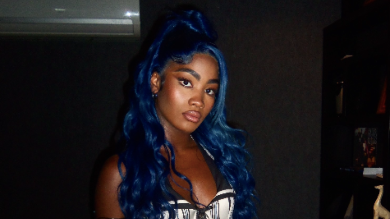 Bia Ben radicaliza no visual e surge com cabelo azul no Rock in Rio