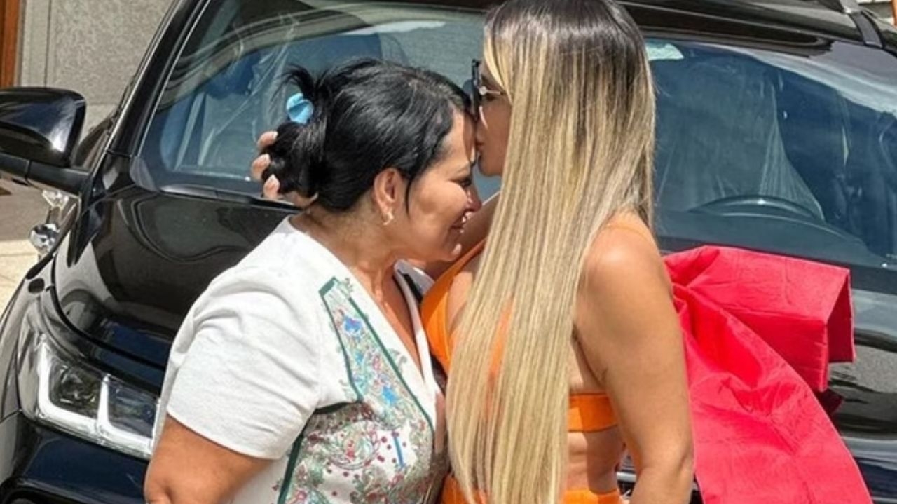 Deolane Bezerra reencontra mãe após ser solta da prisão