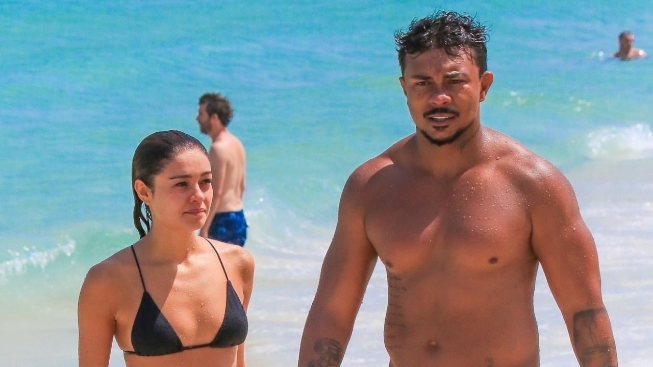 Sophie Charlotte e Xamã são flagrados curtindo praia juntos