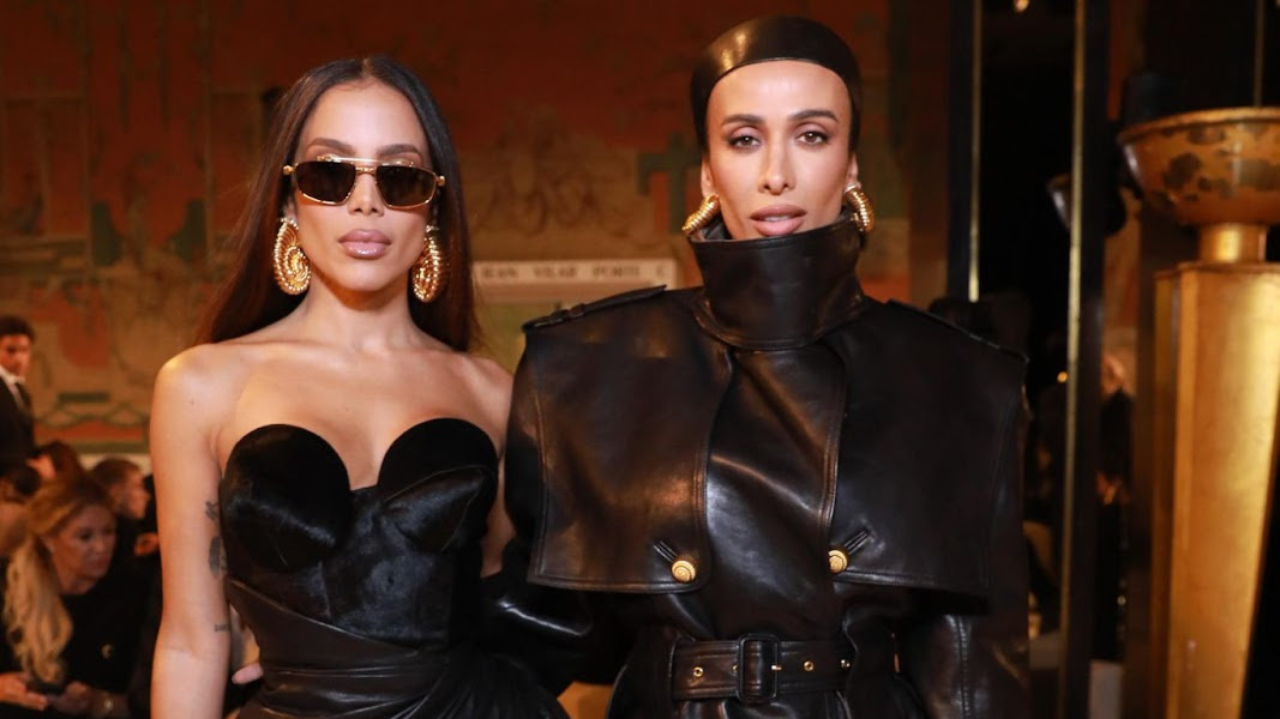 Silvia Braz e Anitta assistem juntas ao desfile de Balmain na Paris Fashion Week