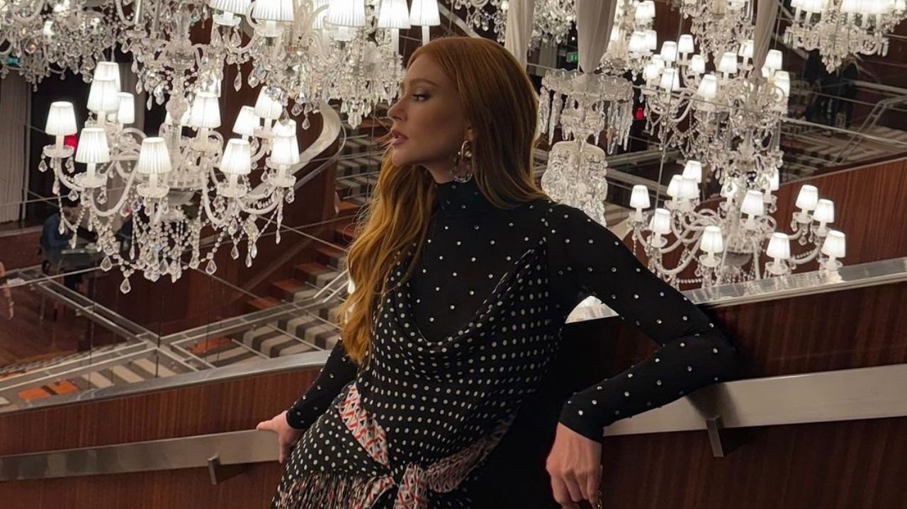 Marina Ruy Barbosa exibe look com estampa de poá na Semana da Moda de Paris