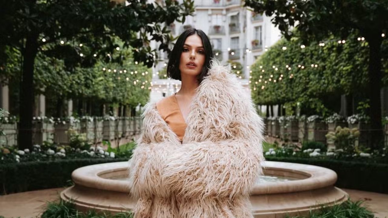 Isis Valverde marca presença no Paris Fashion Week com cassação de plumas