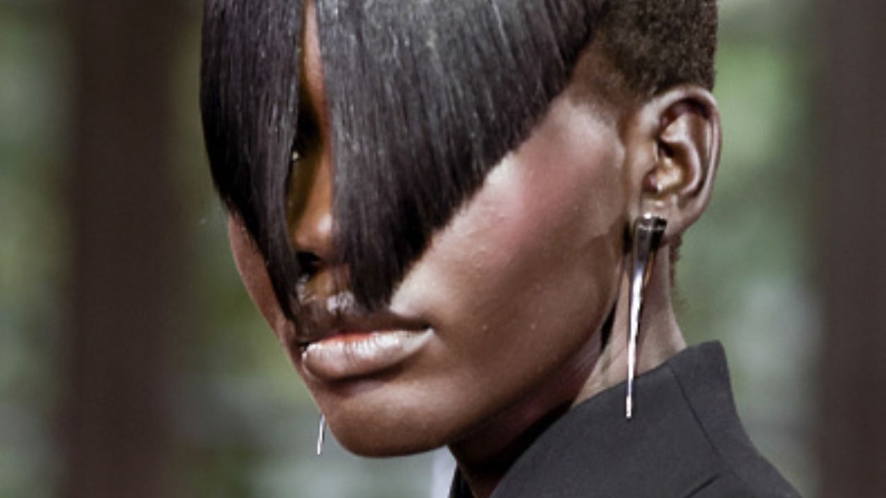 Mugler celebra 50 anos com coleção apocalíptica na Semana de Moda de Paris