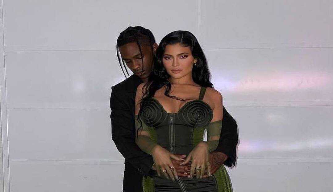 Kylie Jenner é criticada após divulgar que o rapper Travis Scott comprou um ônibus escolar para filha de 3 anos