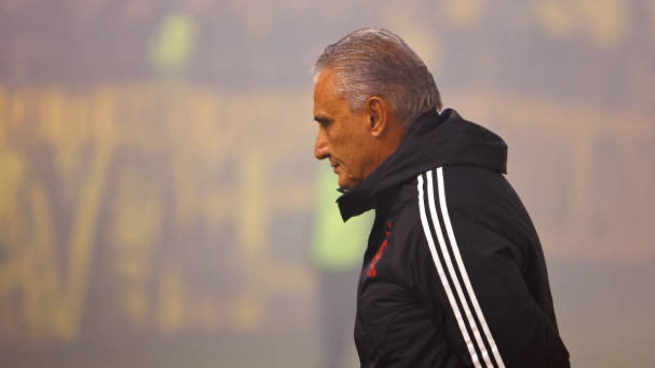 Torcedores jogam pipoca em ônibus do Flamengo; Tite discute com jornalista durante coletiva