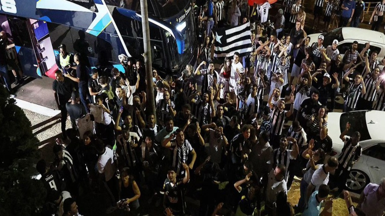Botafogo é recebido com festa em Brasília; Júnior Santos é novidade e Cuiabano segue em recuperação