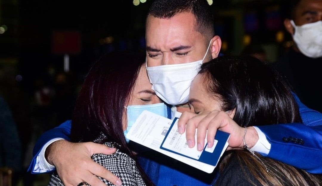 Gil do Vigor se emociona ao embarcar para os Estados Unidos