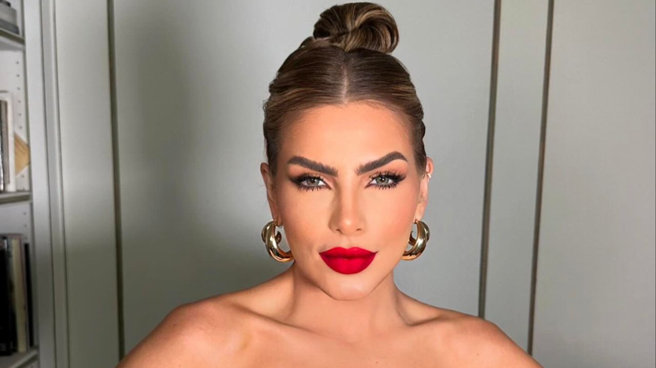 Na Paris Fashion Week, Erika Schneider usa look com detalhes banhados a ouro e posa ao lado de Silvia Braz