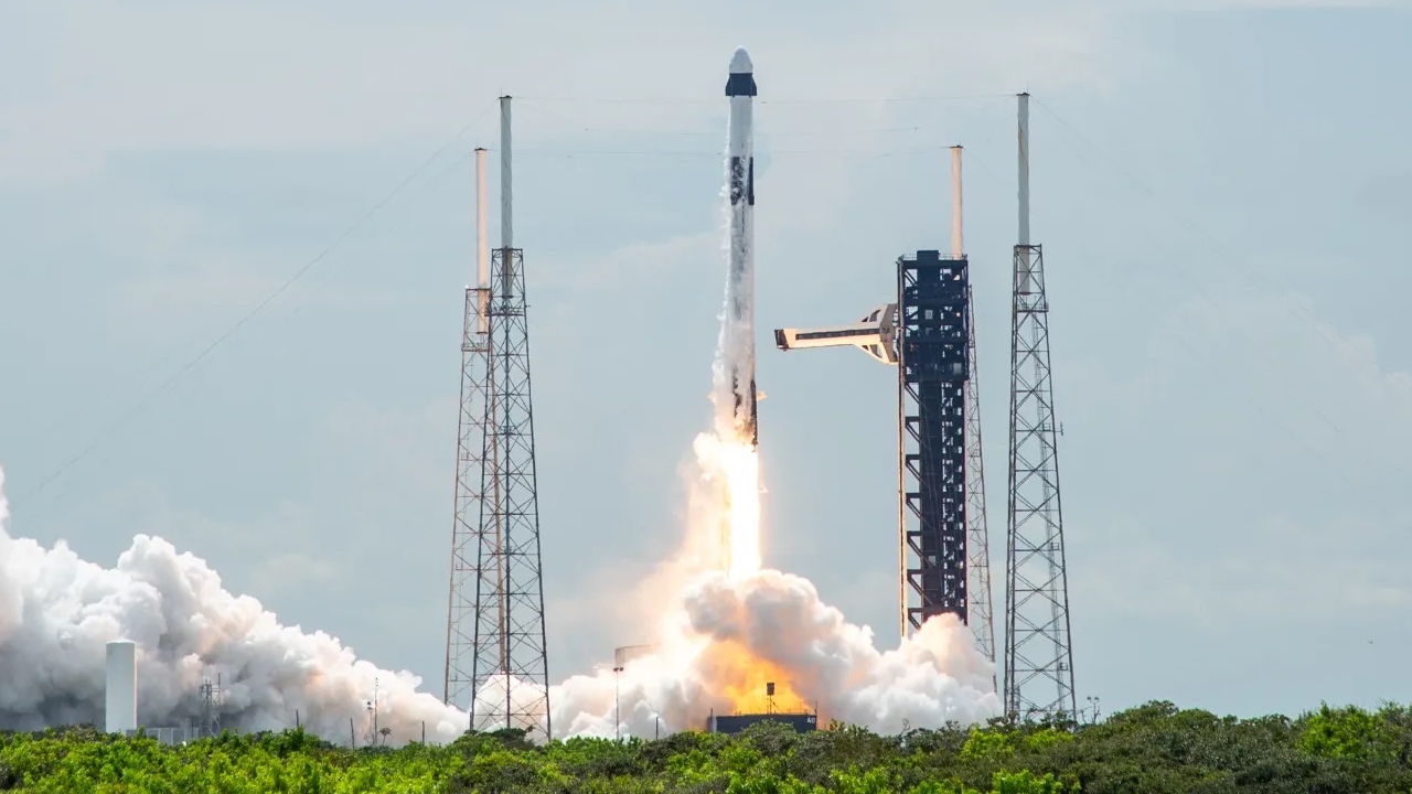 SpaceX: foguete da Crew-9 enfrenta problemas de aterrissagem durante missão à ISS