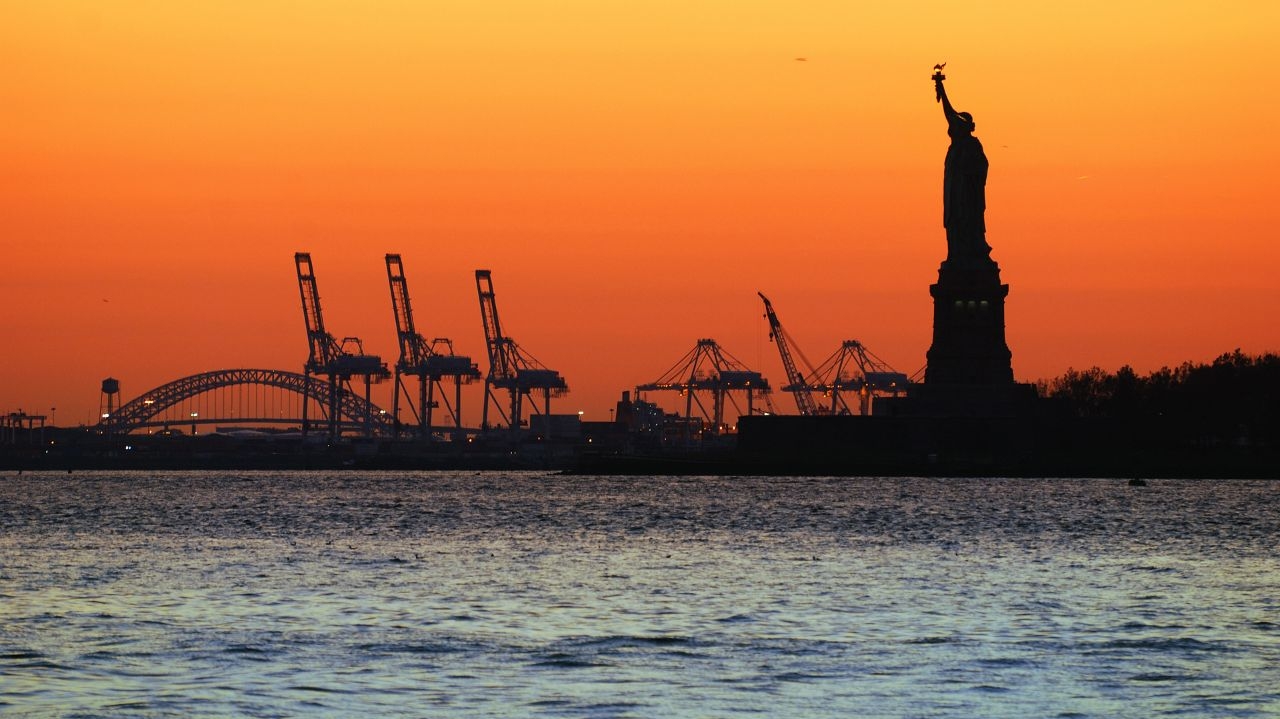 Portuários dos EUA entram em greve; empresas se preocupam e Biden prega negociação