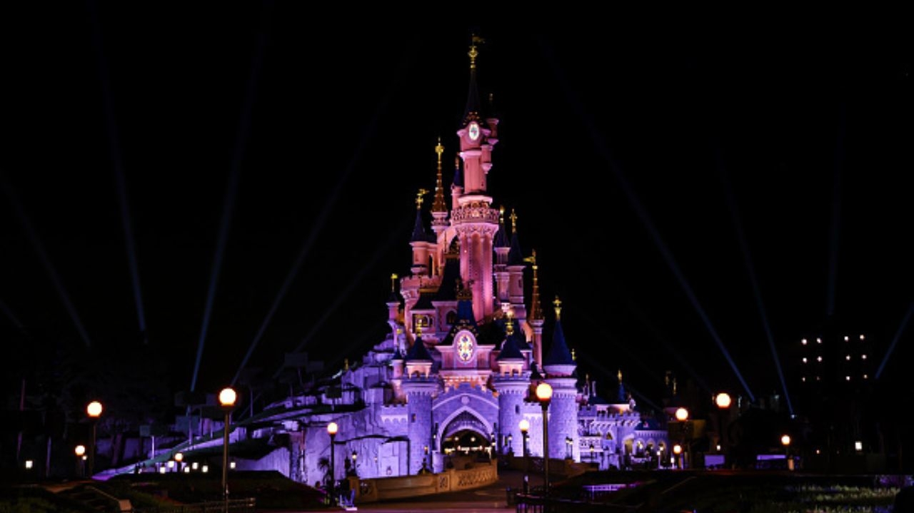 Coperni apresenta sua coleção de primavera 2025 na Disneyland Paris