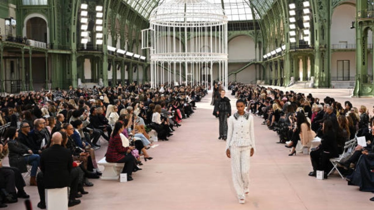 Chanel lança nova coleção no Grand Palais de Paris