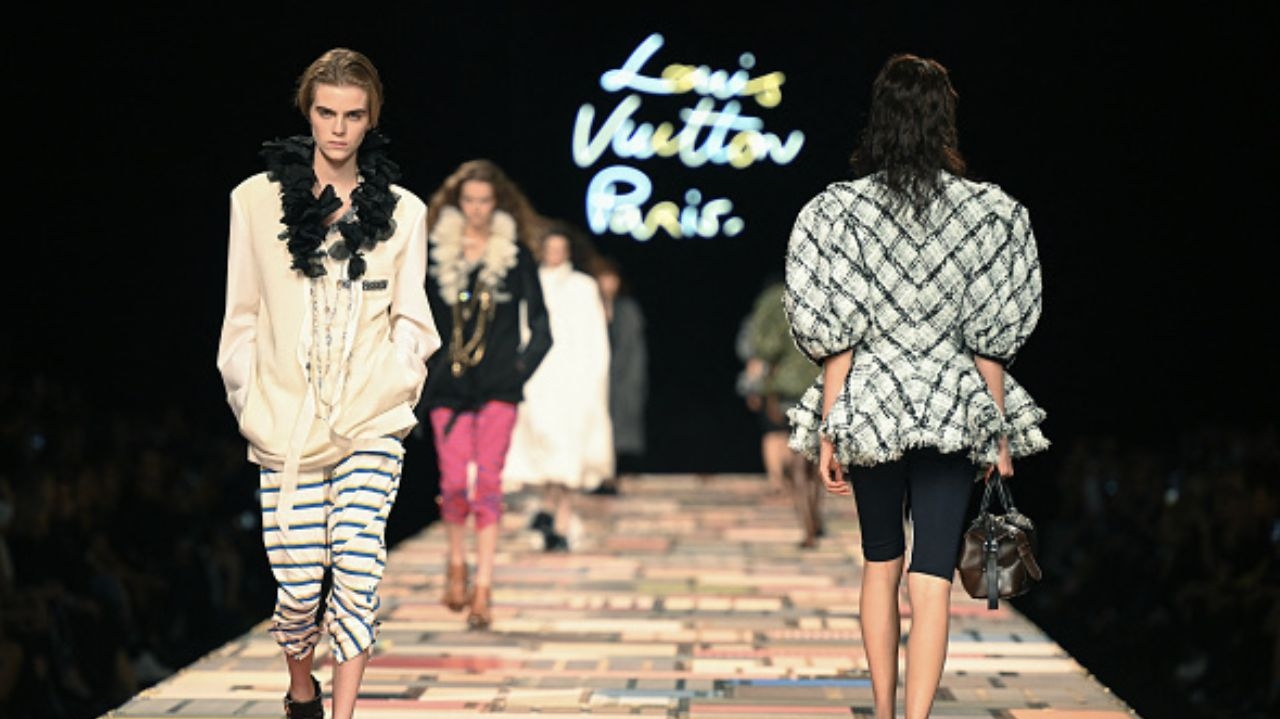 Desfile da Louis Vuitton traz inovações e referências históricas na passarela do Louvre