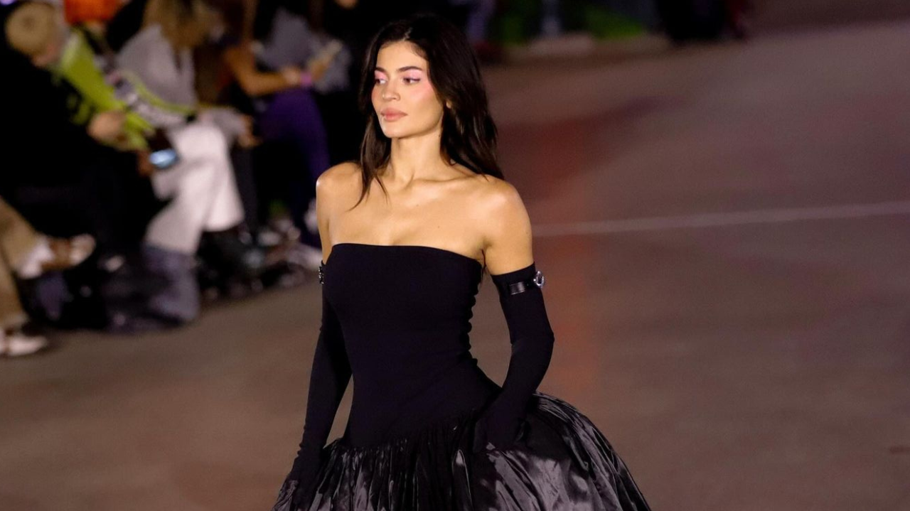 Kylie Jenner participa do desfile da Coperni na Disney Paris