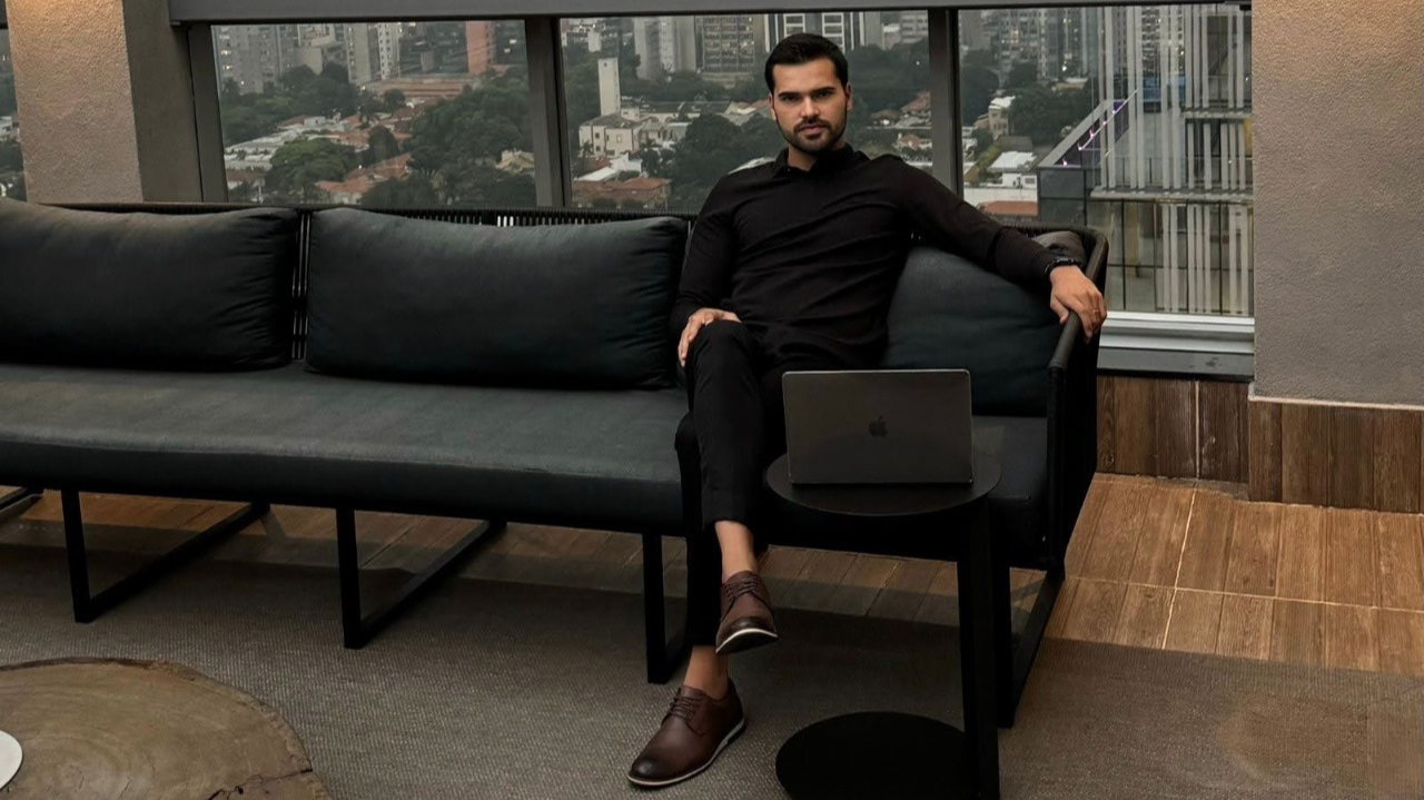 Dos campos ao mundo fashion: conheça a trajetória de um ex-atleta que transformou seu conhecimento em sucesso na assessoria de imprensa e gerência de grandes agências