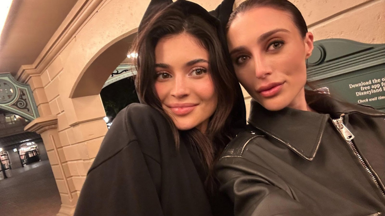 Após participar do programa The Kardashians e brilhar em vestido da Khy, marca de Kylie Jenner, influenciadoras se encontram na Disney Paris