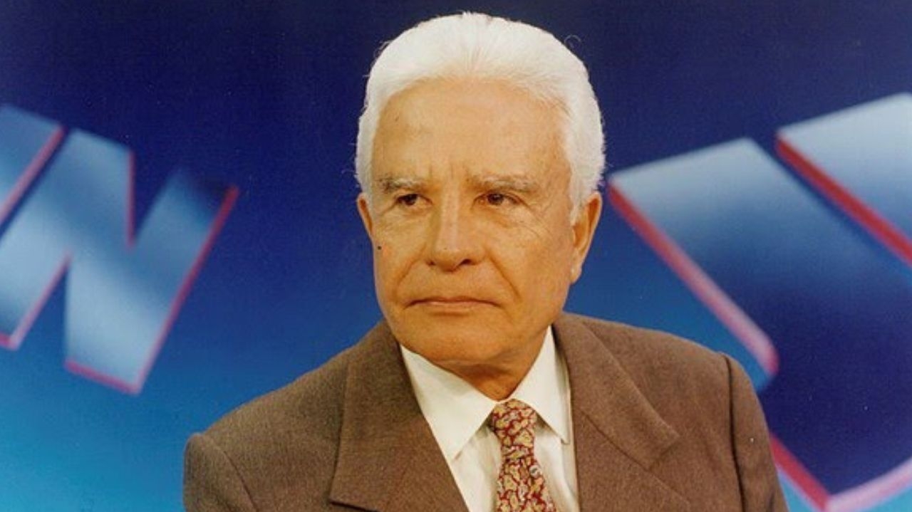 Relembre o episódio que Cid Moreira apresenta o JN vestindo paletó, gravata e bermuda