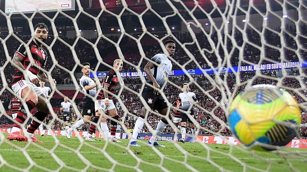 Gabigol volta a sua posição de atacante no jogo entre Flamengo e Corinthians