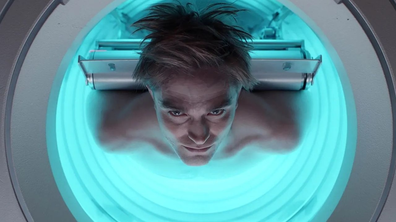 “Mickey 17” ganha trailer oficial com Robert Pattinson