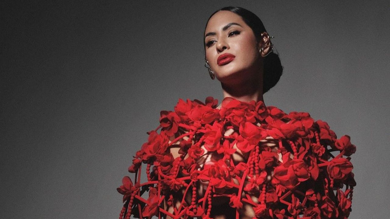 Isabelle Nogueira impressiona com look vermelho exótico