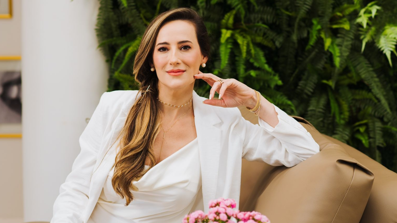 Como os sorrisos e o comportamento elegante podem transformar as pessoas? E o que ensina Luciane Castaman