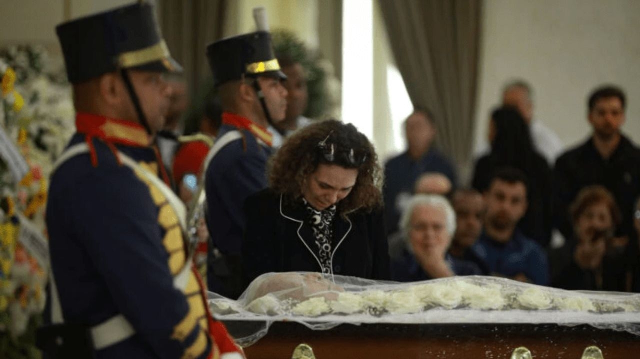 Família de Cid Moreira finaliza despedida no Rio de Janeiro