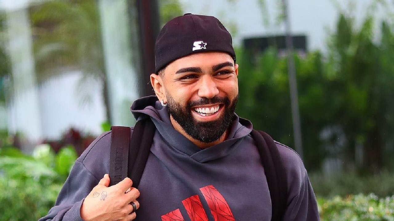 Sorriso largo, 300 jogos e fome de gol movem Gabigol contra o Bahia