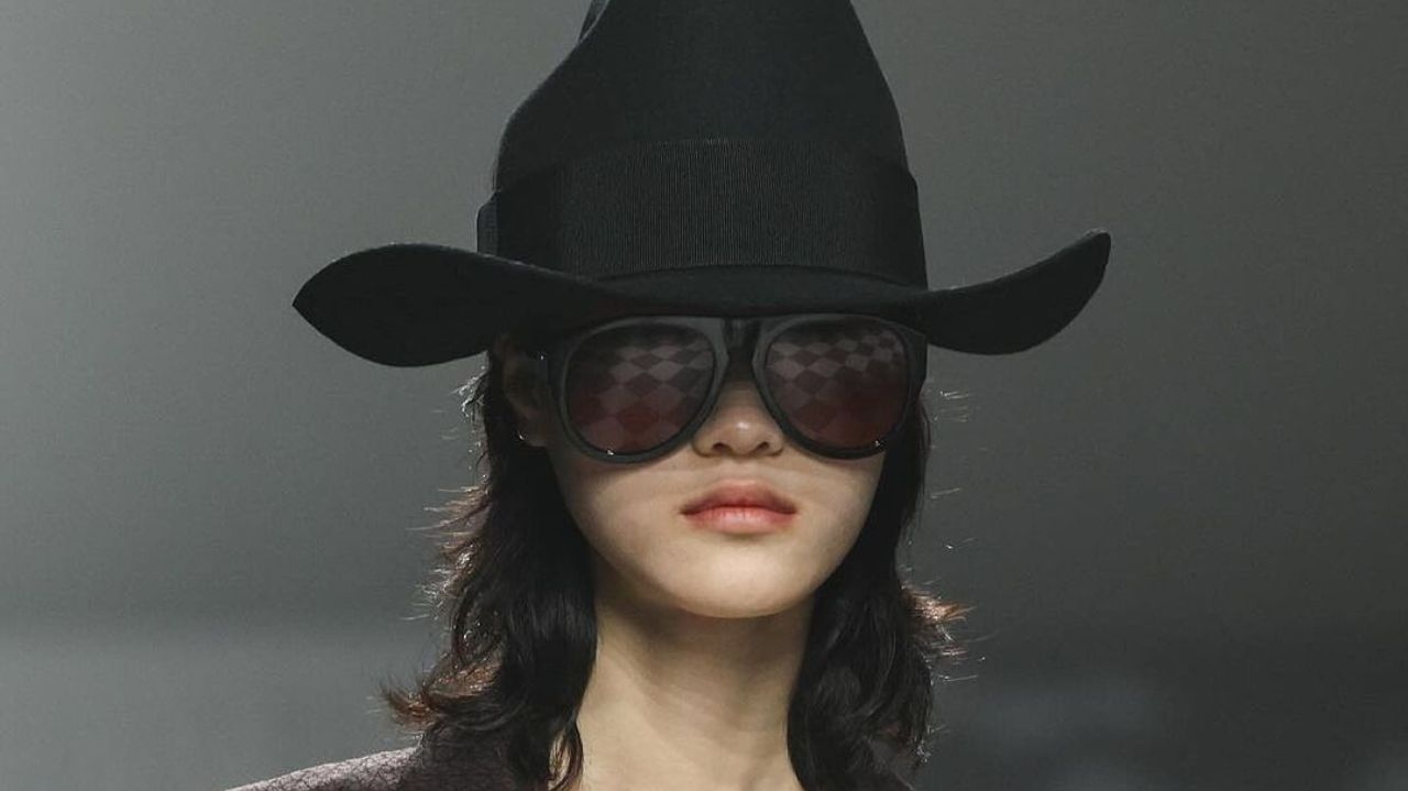 Chapéus em alta: acessório icônico retorna às passarelas e se torna tendência