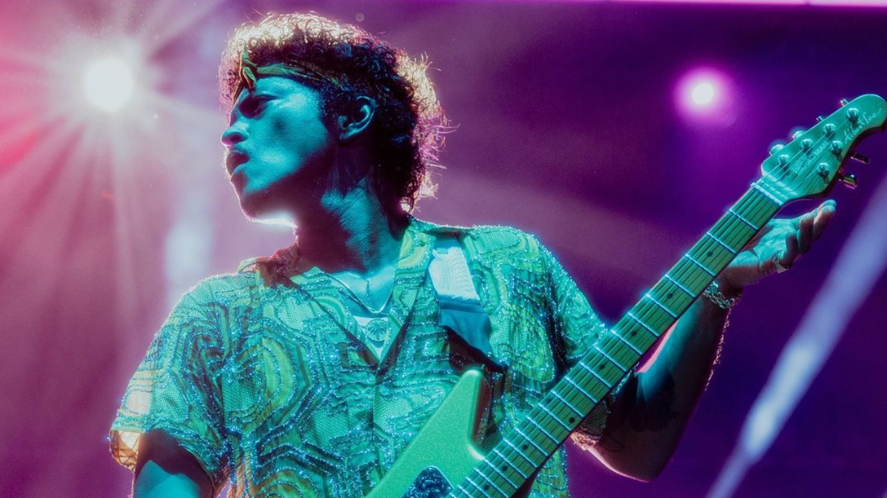 Bruno Mars anuncia que está solteiro em seu show em São Paulo