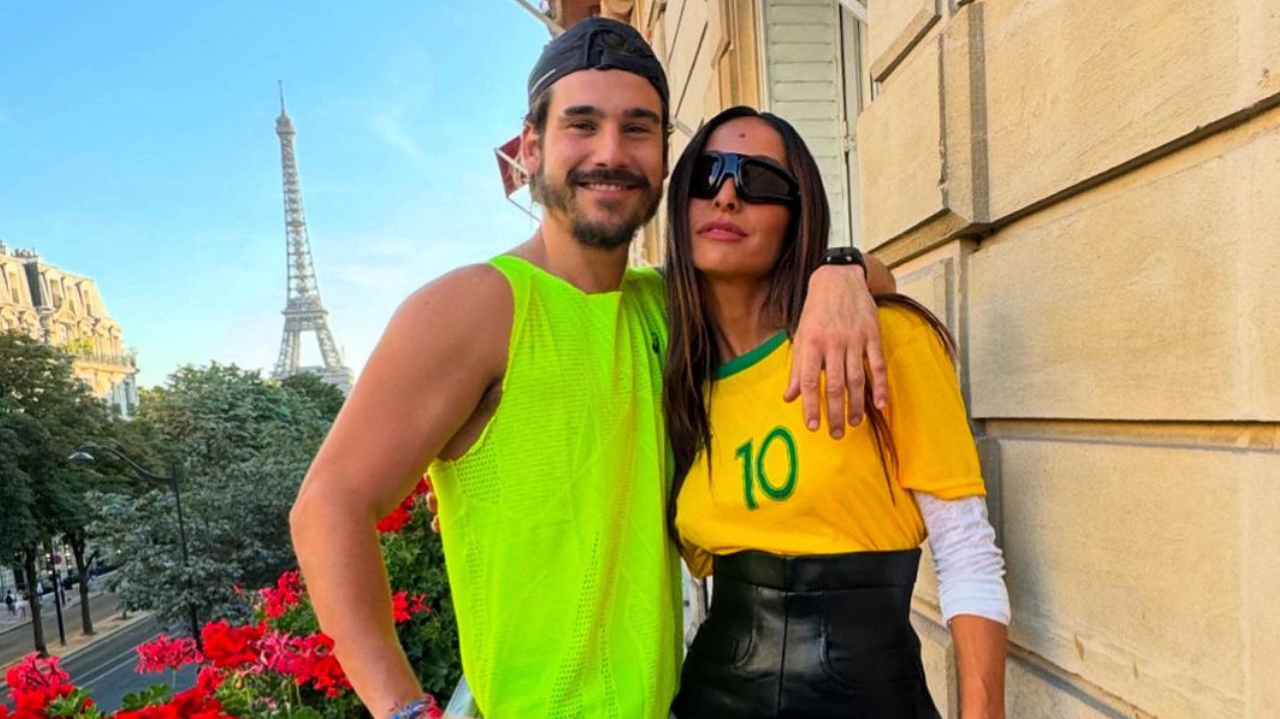 Sabrina Sato registra vídeo de Nicolas Prattes fazendo churrasco sem camisa