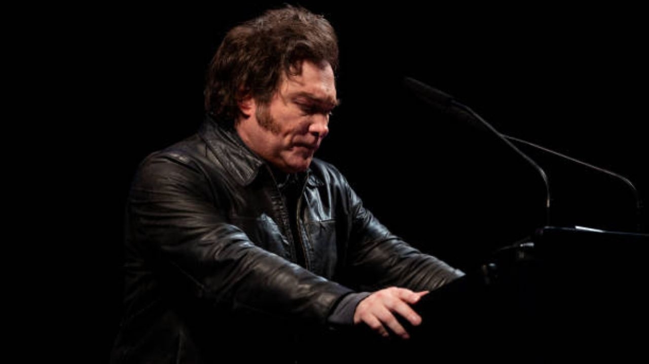 Presidente do BID aprova reforma de Milei após crescimento da pobreza