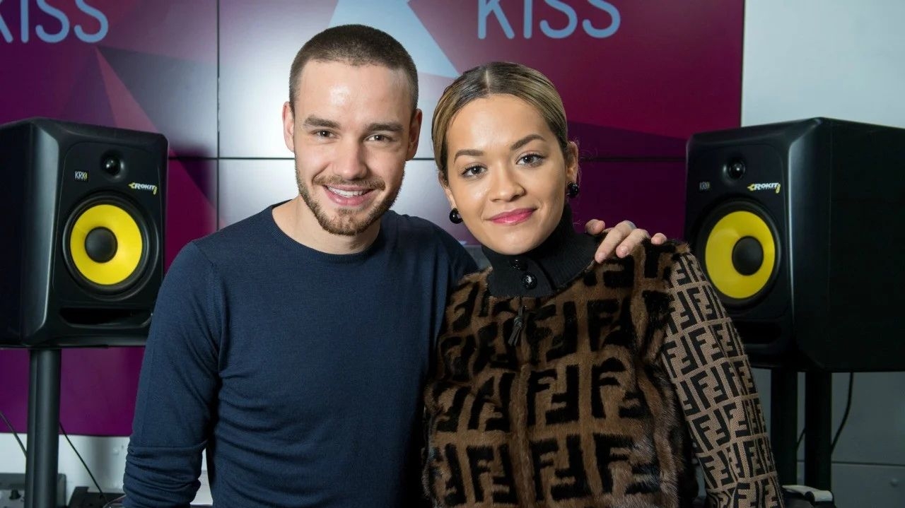 Rita Ora se emociona ao cantar “For You” em show no Japão