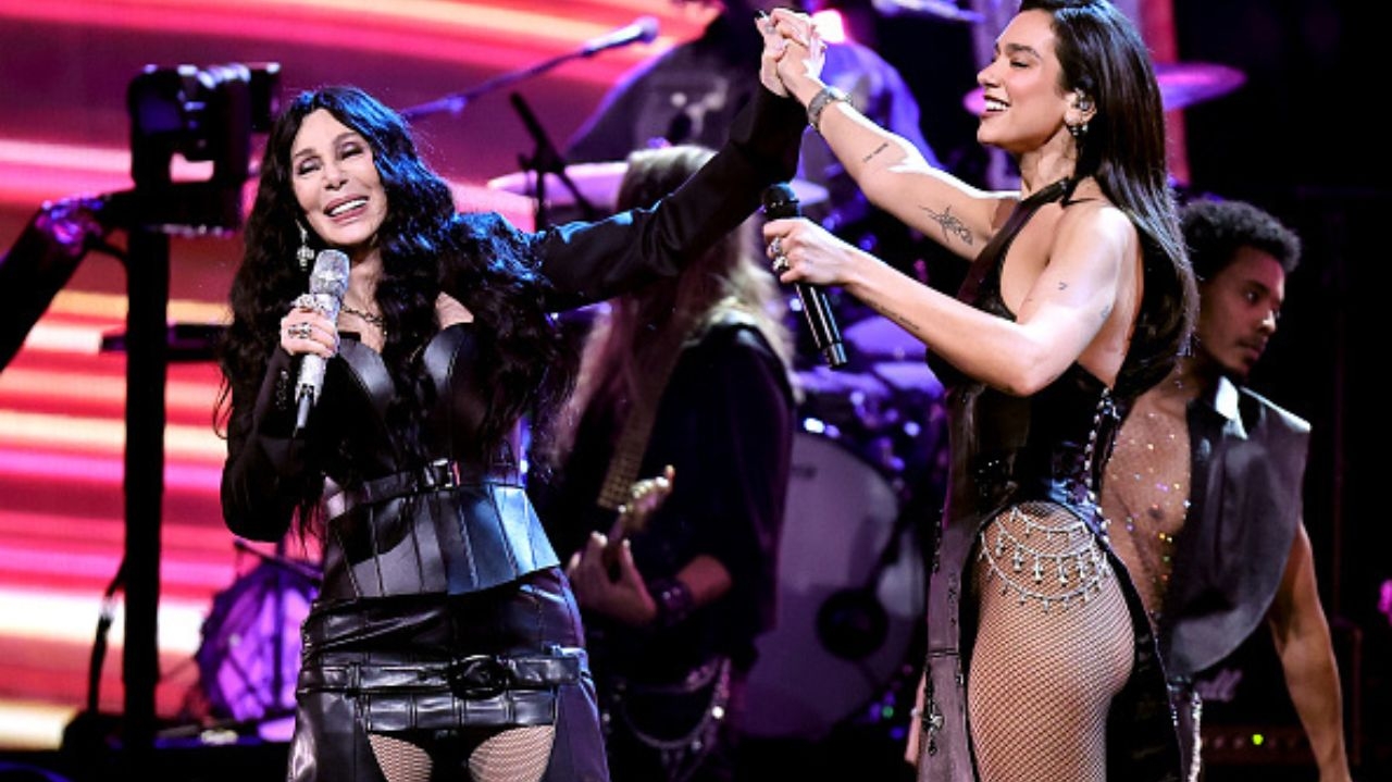 Cher e Dua Lipa abrem a cerimônia do Rock & Roll Hall of Fame com performance de “Believe”