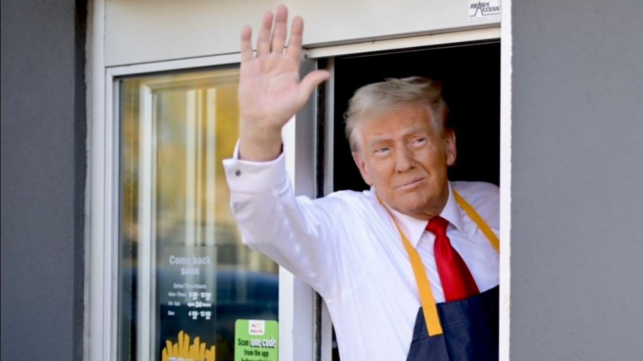 Trump serviu batatas fritas em um drive-thru do McDonald”s na Pensilvânia