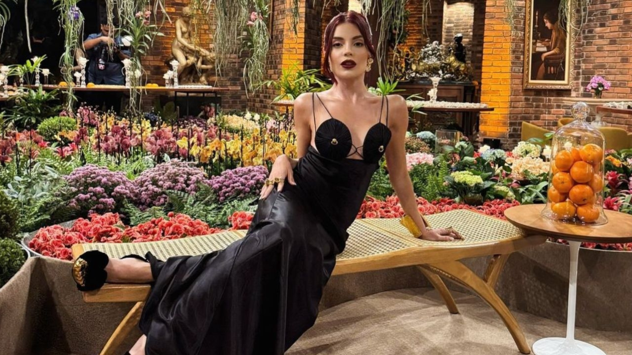 Gkay marca presença em casamento com look avaliado em R$25 mil