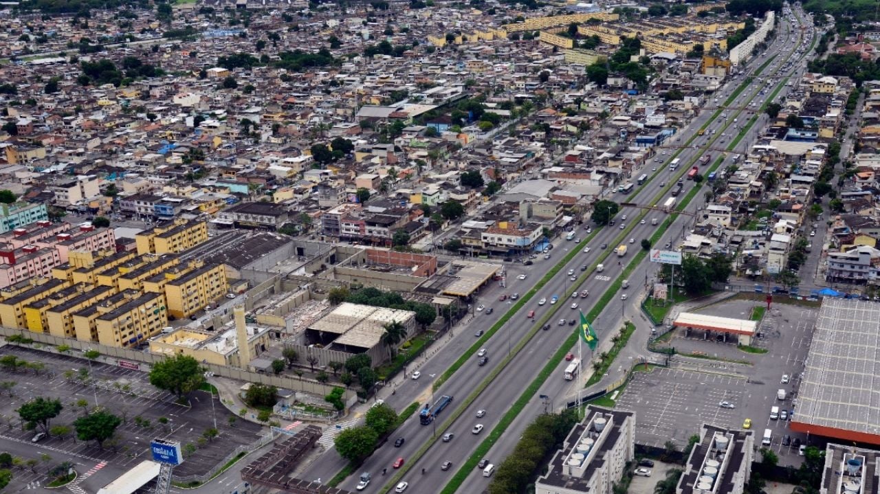Tiroteio durante operação da Polícia fecha Avenida Brasil e deixa dois mortos