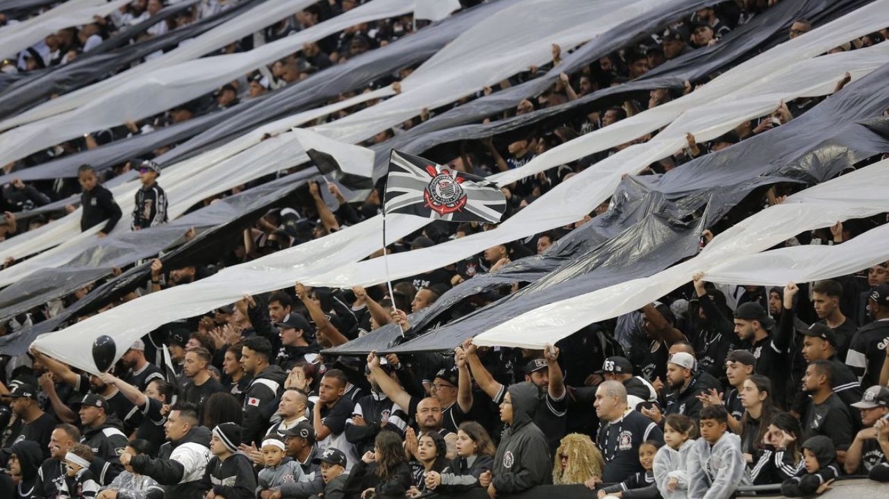 Torcida do Corinthians rasga elogios para a dupla de ataque