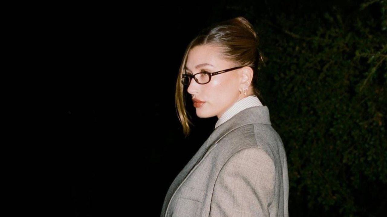 Hailey Bieber faz primeira aparição após a maternidade em evento da Rhode