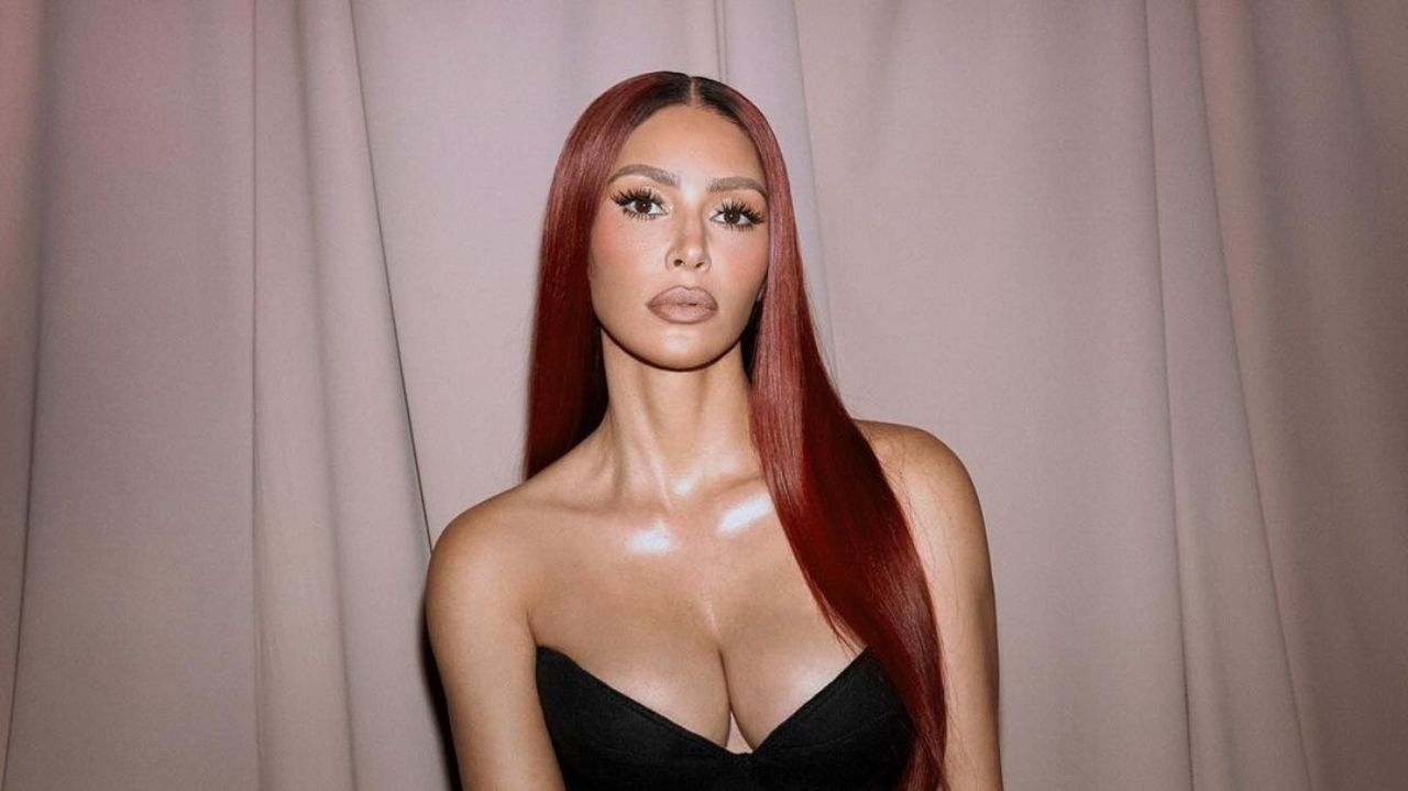 Kim Kardashian surge ruiva e surpreende internautas