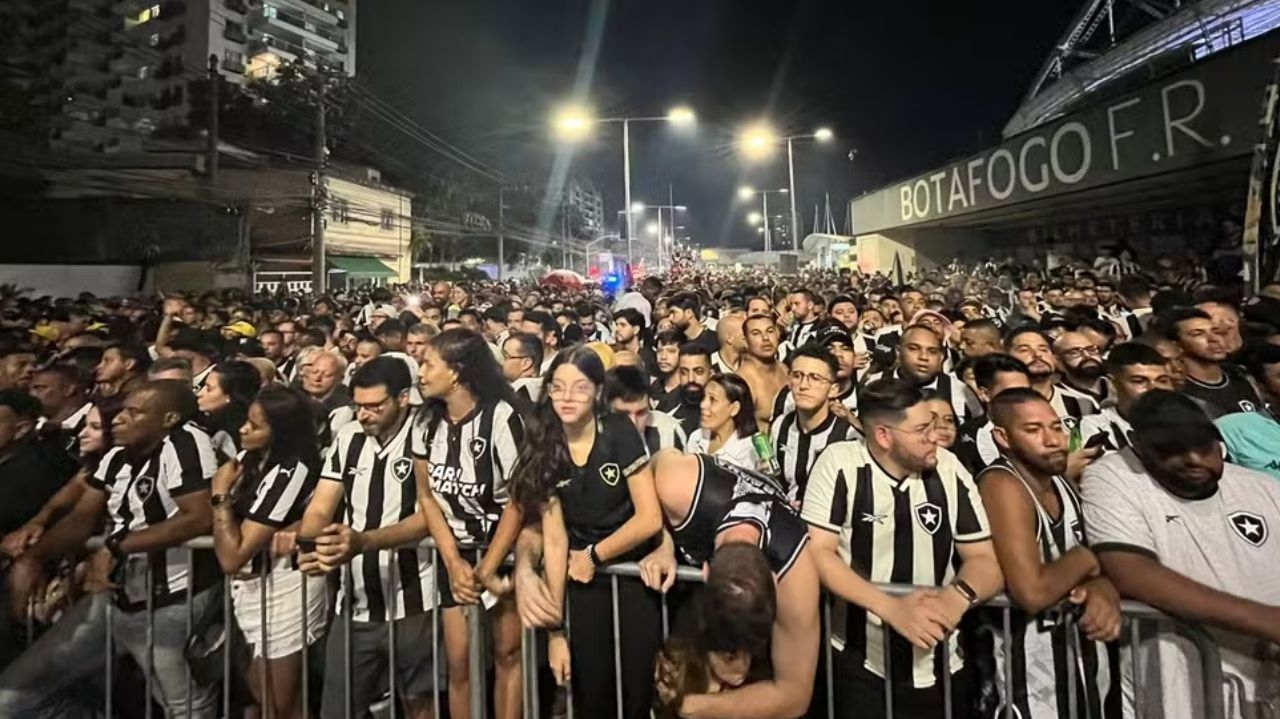 Torcedores do Botafogo relatam ameaças e ataques racistas em Montevidéu