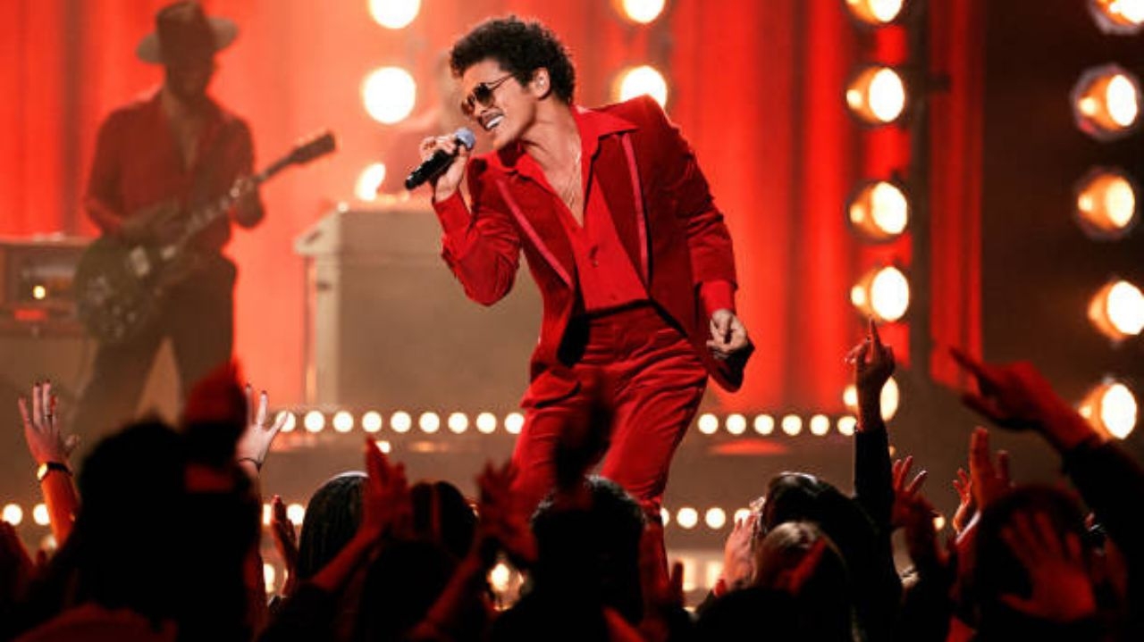Bruno Mars redefine o topo da música digital e se torna o artista mais ouvido do Spotify