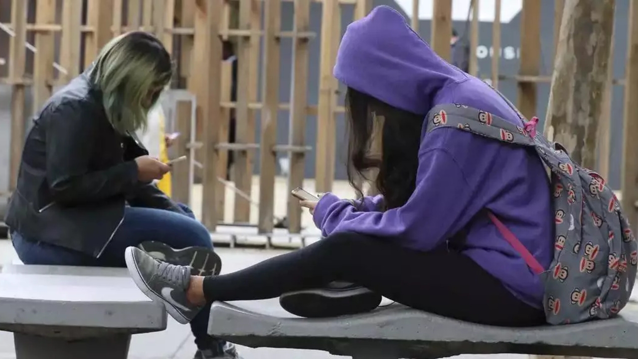 Comissão da Câmara aprova projeto que proíbe o uso de celulares nas escolas